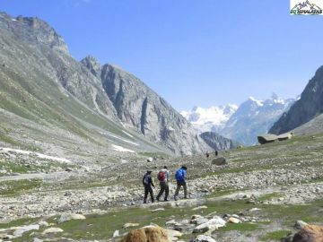 5 Days 4 Nights Hampta Pass Snow Tour Package