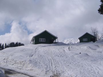 Beautiful 5 Days 4 Nights Pahalgam, Srinagar and Gulmarg Honeymoon Holiday Package