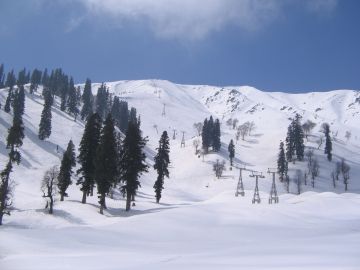Beautiful 5 Days 4 Nights Pahalgam, Srinagar and Gulmarg Honeymoon Holiday Package