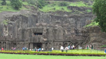 Pleasurable 4 Days Mumbai to Ellora Honeymoon Tour Package