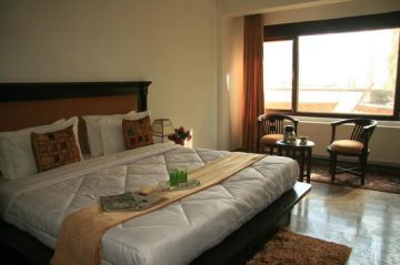 Experience 2 Days 1 Night Leh, Pangong Lake and KhardungLa Nature Tour Package