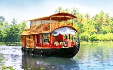 5 Days 4 Nights Munnar, Thekkady and Alleppey Romantic Trip Package