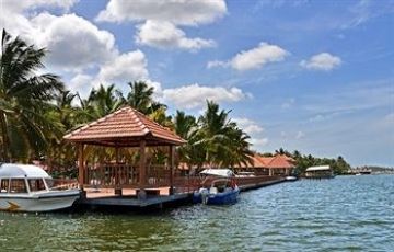 Heart-warming 7 Days 6 Nights COCHIN, MUNNAR, THEKKADY with ALLEPPEY Vacation Package