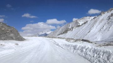 Experience 2 Days 1 Night Leh, Pangong Lake and KhardungLa Nature Tour Package