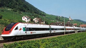 Best 7 Days 6 Nights Paris with Zurich Waterfall Trip Package