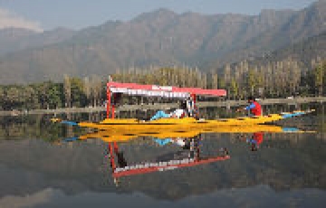 Family Getaway 4 Days Delhi to Kashmir Mountain Holiday Package