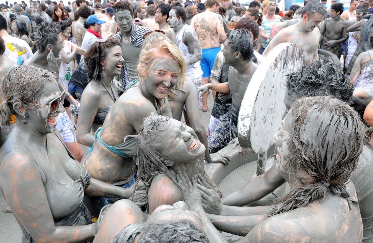 5 Festival Teraneh di Dunia, Dari Tusuk Diri Hingga Bangkitkan Orang Mati