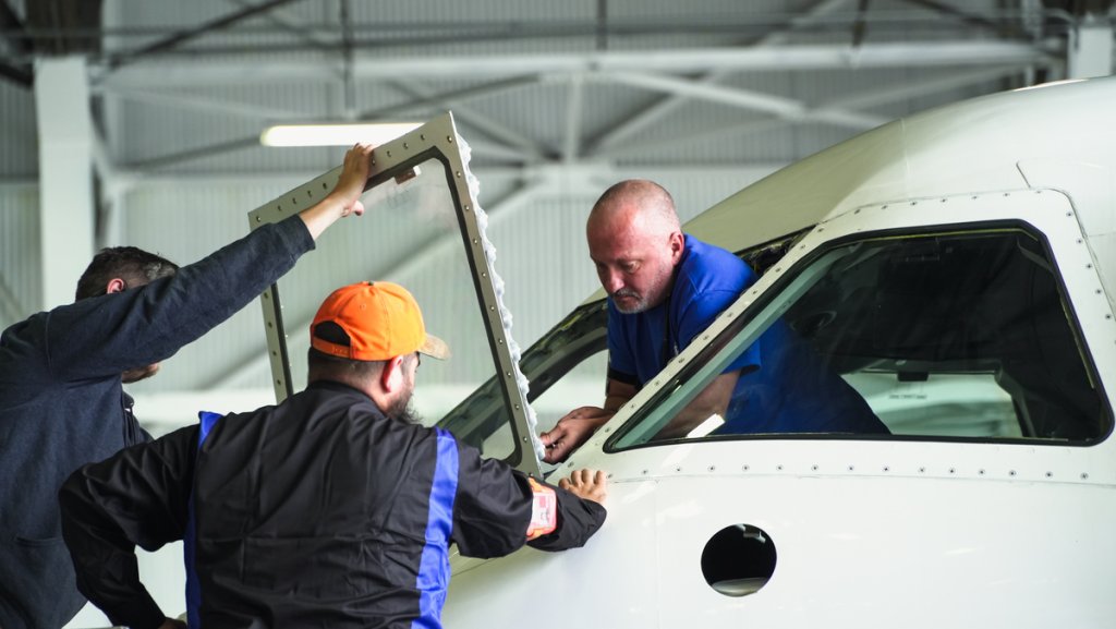 What Will the Pilot Do If the Aircraft Window Breaks During Flight?