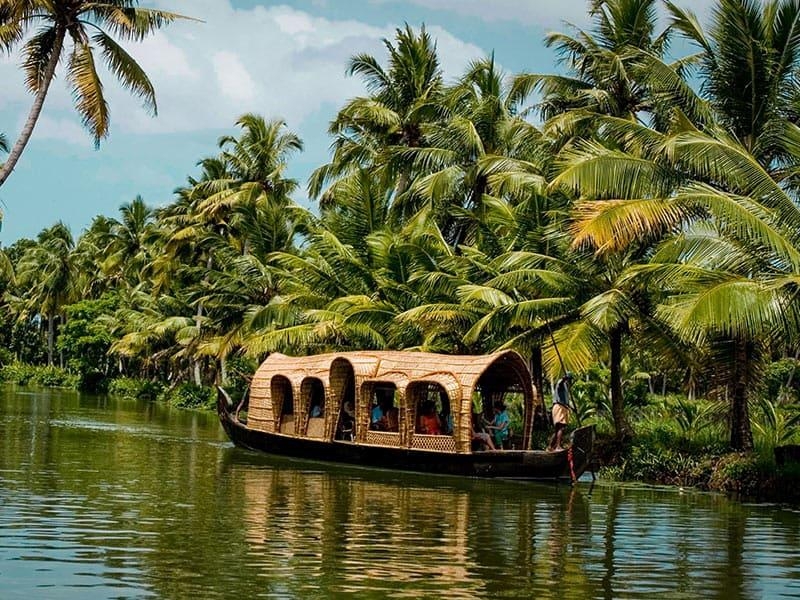 Pleasurable Kerala Tour Package for 4 Days from Himachal Pradesh