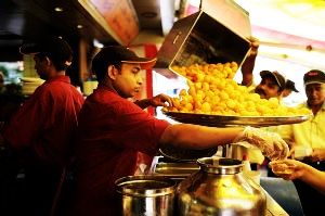 10 Most Famous Joints to Enjoy Street Food in Mumbai