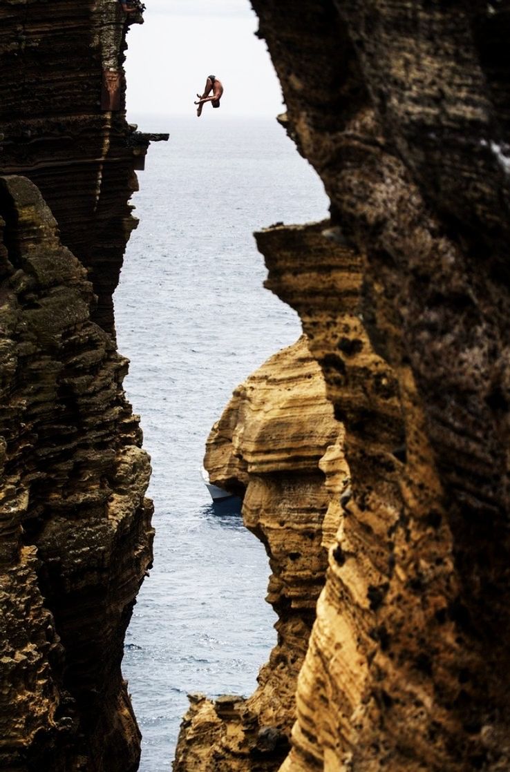 Blake Aldridge dives 29 meters from the rock in Portugal