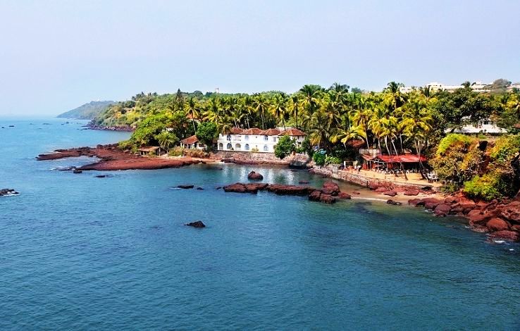 5.Dona Paula Beach