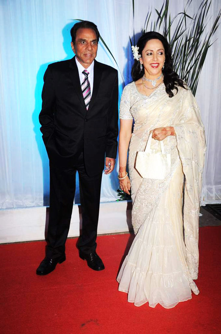 1. Dharmendra & Hema Malini - 13 Years difference