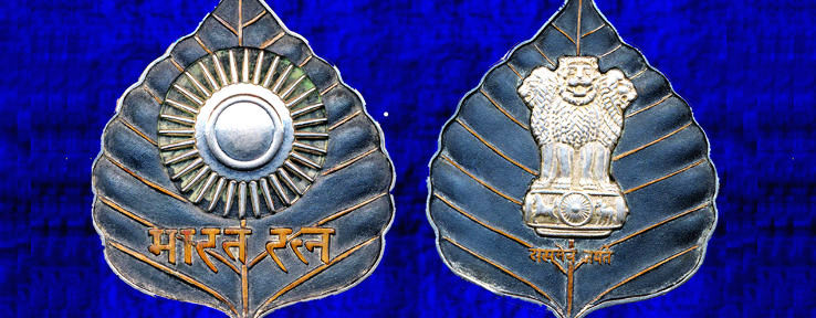 2. The medal looks like a peepal leaf with 