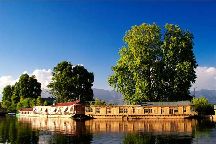 Stay in a Shikara in Dal Lake