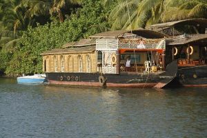 Stay in a House Boat