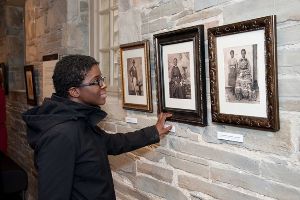 Go to an art gallery 