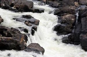 Perunthenaruvi Falls
