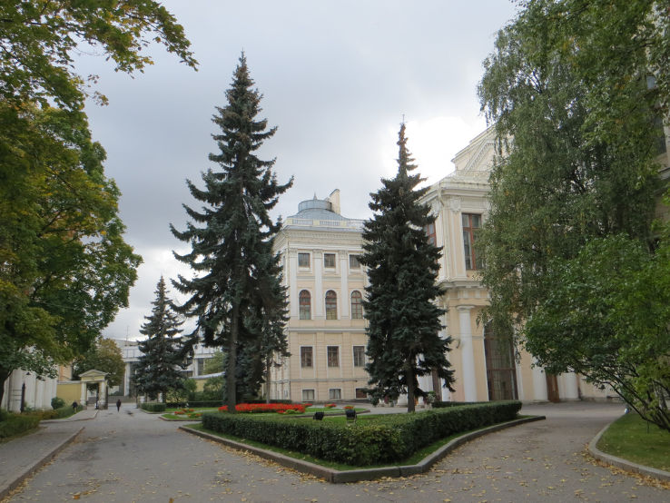 Anichkov Palace Trip Packages
