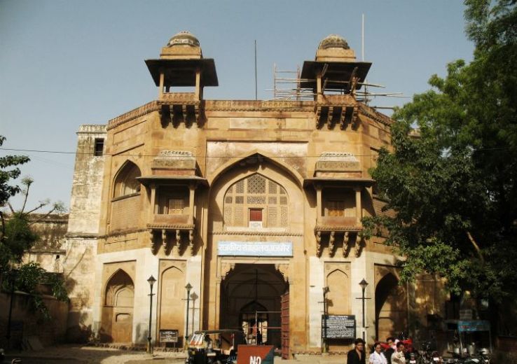 Akbari Fort & Museum Trip Packages