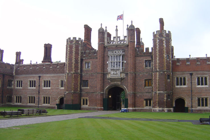 Hampton Court Palace Trip Packages