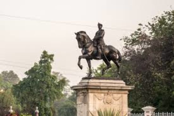 Maharaja Sayajirao Statue  Trip Packages