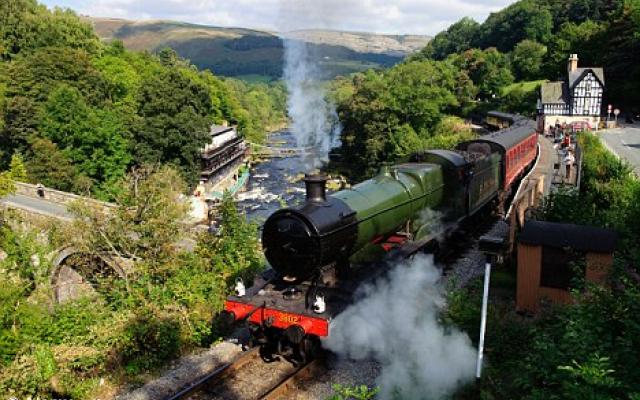 Heritage Britain Tour in Train Trip Packages