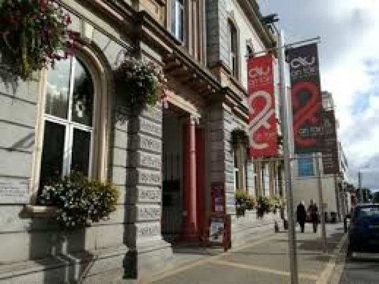 an Tain Arts Centre and Theatre Trip Packages