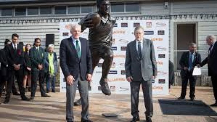 Sir Colin Meads Statue Trip Packages