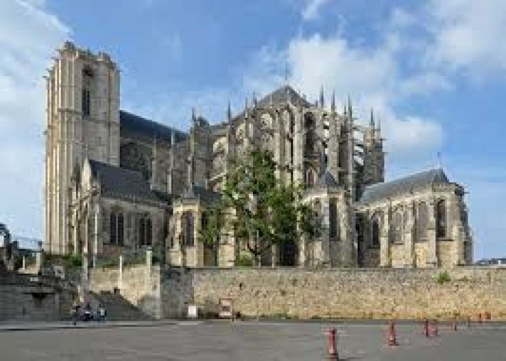Le Mans Cathedral Trip Packages