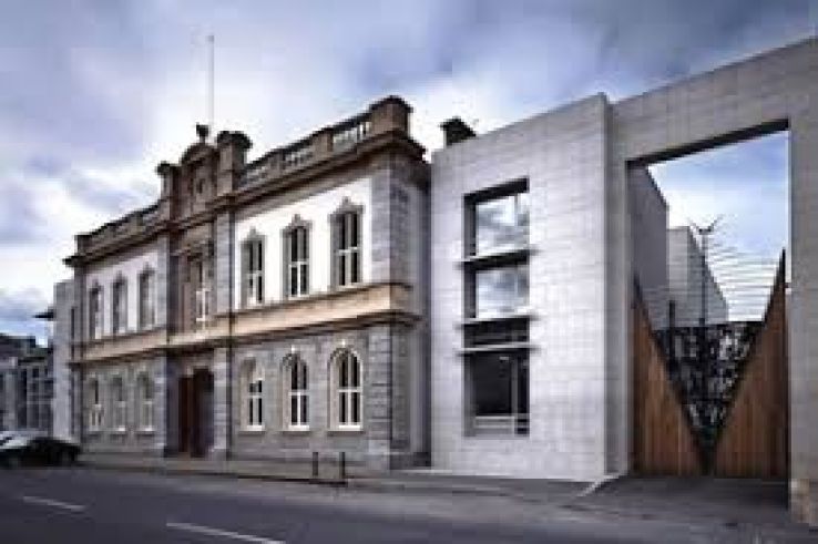 an Tain Arts Centre and Theatre Trip Packages