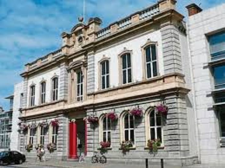 an Tain Arts Centre and Theatre Trip Packages