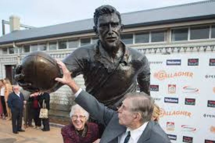Sir Colin Meads Statue Trip Packages