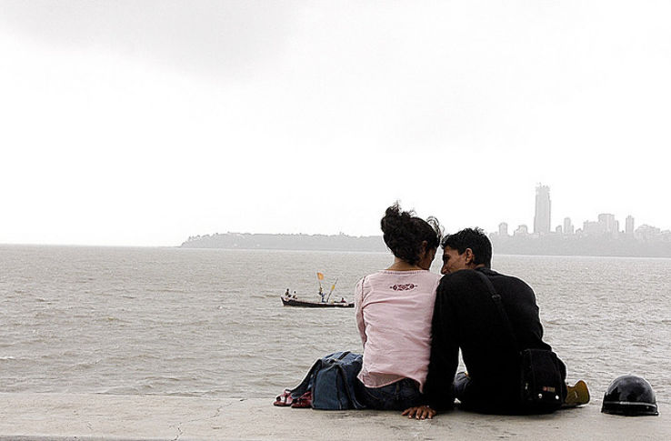 Take A Romantic Drive with Your Better Half on the Marine Drive Trip Packages