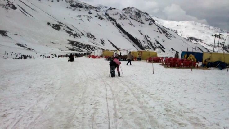 Experience 3 Days delhi  manali  overnight journey Holiday Package