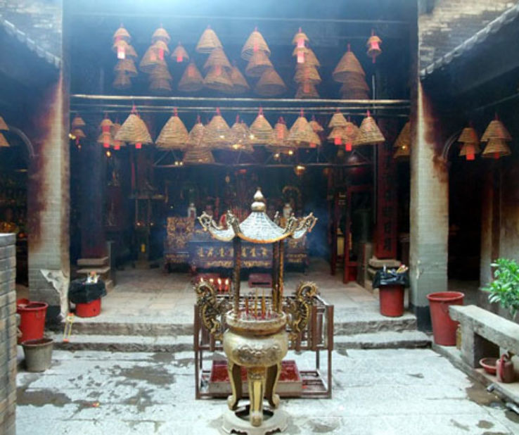 Man Mo Yi Tai Temple Trip Packages