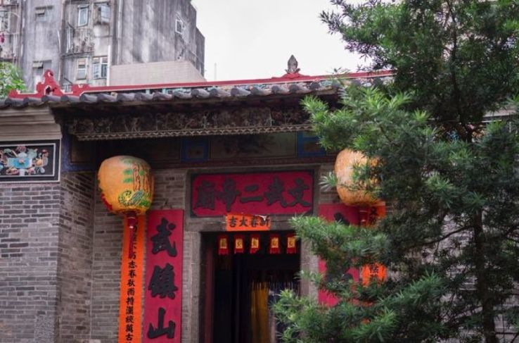 Man Mo Yi Tai Temple Trip Packages