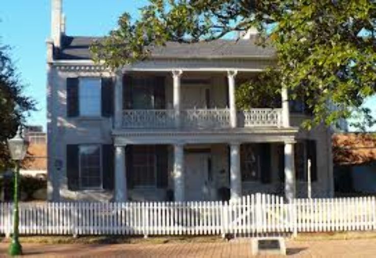 The Conde Charlotte House Trip Packages