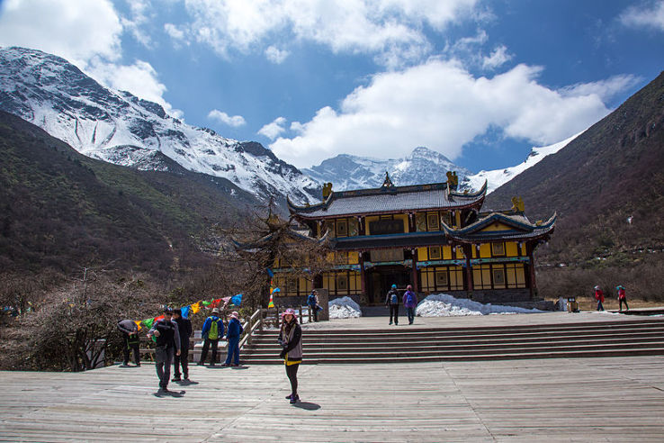 Huanglong Monastery Trip Packages