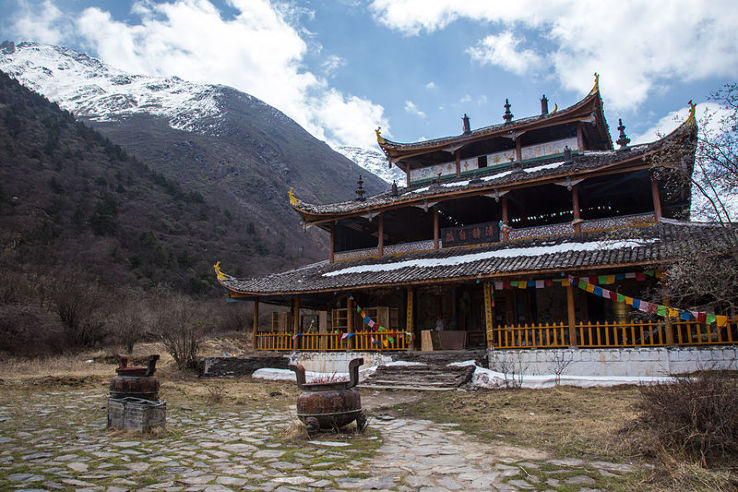 Huanglong Monastery Trip Packages