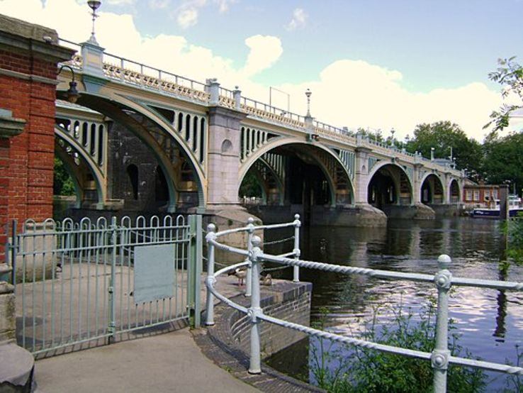 Richmond Lock and Footbridge Trip Packages