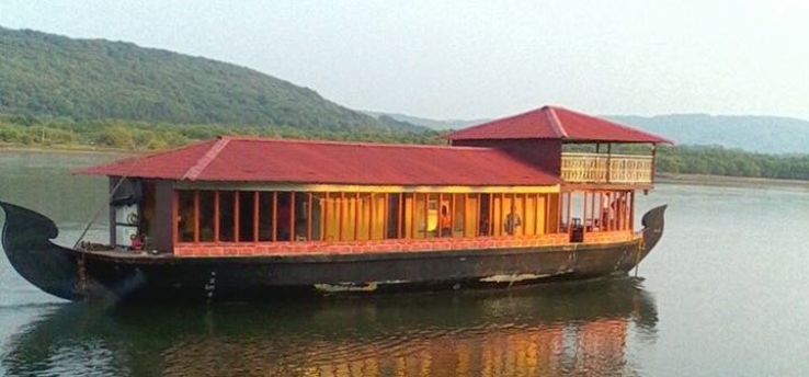 Stay in a House Boat Trip Packages