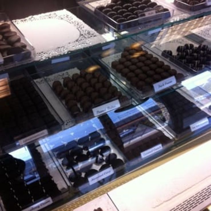 La Bonbonniere Trip Packages