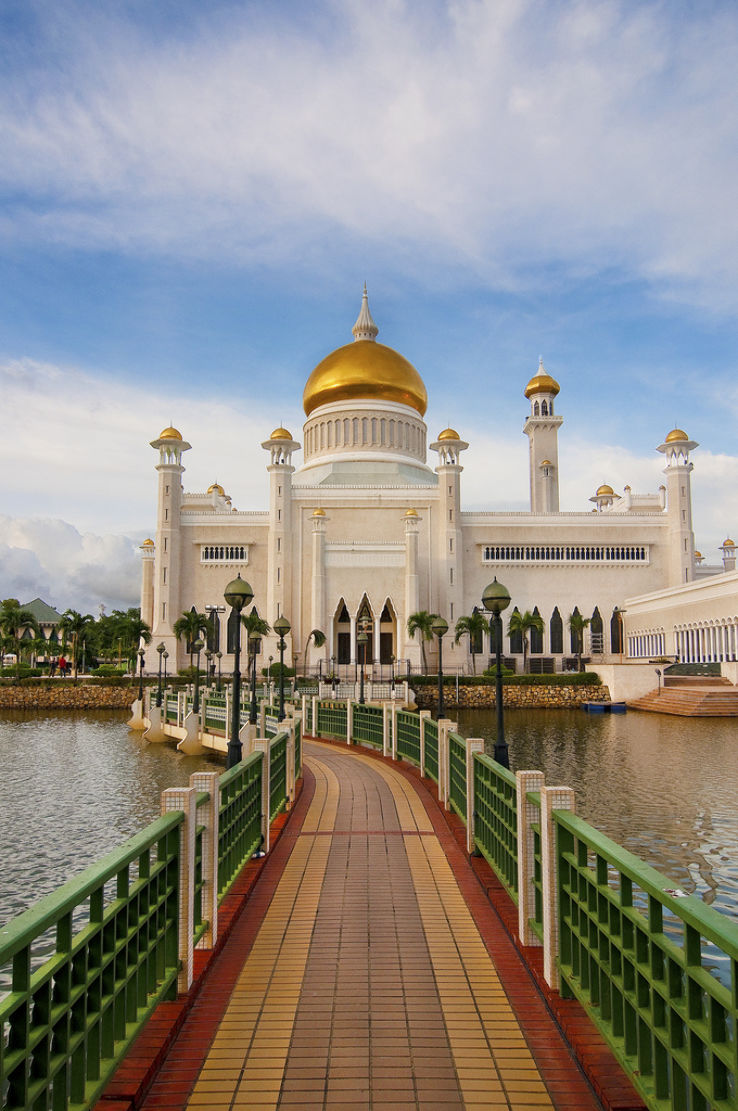 Sultan Omar Ali Saifuddein Mosque Trip Packages