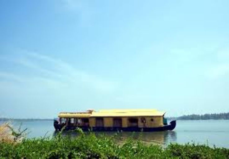 Amazing 6 Days AlleppeyKumarakom And Munnar Tour Package