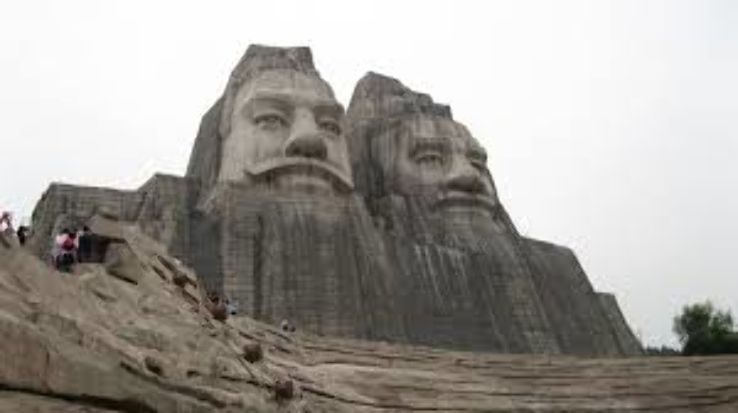 Statue of Huang Di and Yan Di Trip Packages