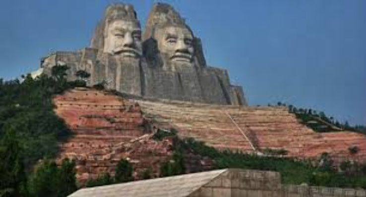 Statue of Huang Di and Yan Di Trip Packages