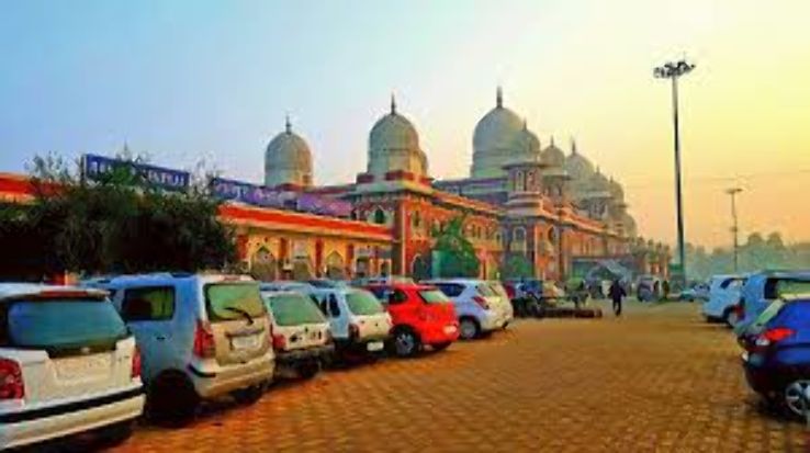 A Scene at Central Railway Station Trip Packages