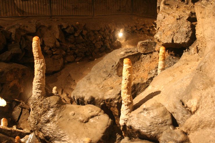 Pooles Cavern Trip Packages