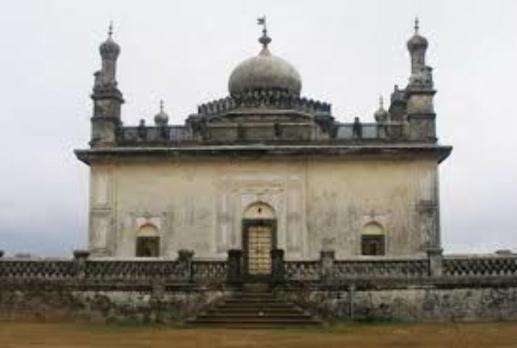 Gaddige Rajas Tomb Trip Packages